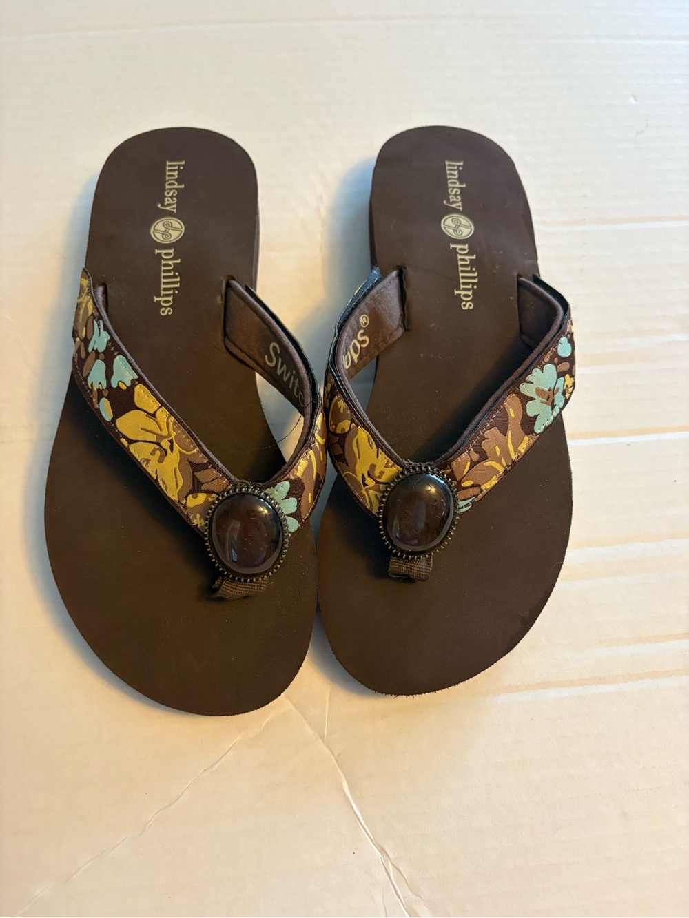 lindsay phillips Brown Floral Strap Flip Flop Sandals with Accents. Size 6 NWOT